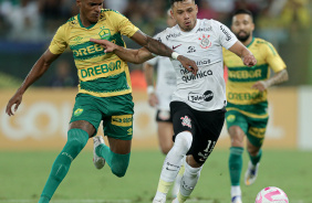 Romero dividindo a bola com jogador do Cuiab