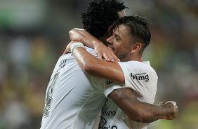 Romero e Gil se abraando durante celebrao de gol