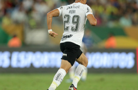 Roni correndo na Arena Pantanal durante jogo contra o Cuiab