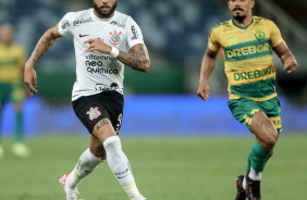 Yuri Alberto com a bola dominada sendo marcado por jogador do Cuiab