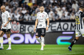 Fbio Santos e Romero no jogo entre Corinthians e Santos