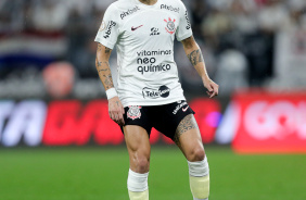 Fábio Santos no jogo entre Corinthians e Santos