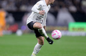 Fagner dominando bola no jogo entre Corinthians e Santos