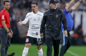 Fagner e Mano Menezes no jogo entre Corinthians e Santos