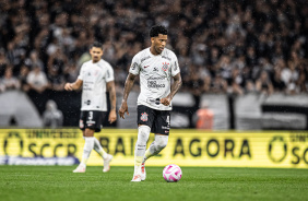 Gil com a bola no jogo entre Corinthians e Santos