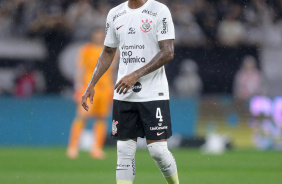 Gil gritando com companheiros no jogo entre Corinthians e Santos