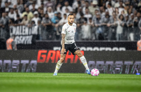 Maycon com a bola no jogo entre Corinthians e Santos
