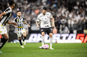 Renato Augusto realizando passe no jogo entre Corinthians e Santos