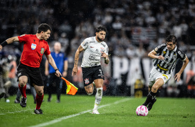 Yuri Alberto e Dod apostando corrida no jogo entre Corinthians e Santos