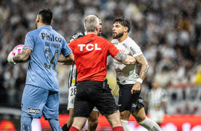 Yuri Alberto reclamando com Anderson Daronco no jogo entre Corinthians e Santos