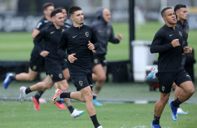 Elenco do Corinthians correndo no gramado do CT Joaquim Grava