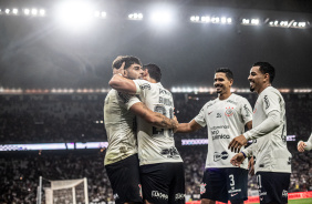 Abrao de Yuri e Giuliano na celebrao do gol corinthiano contra o Athletico-PR