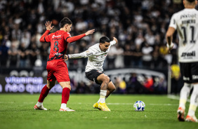 Bidu com raa, disputando a posse de bola no duelo entre Corinthians e Athletico-PR