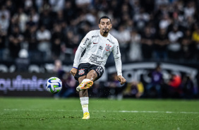 Bidu passando a bola para frente, no duelo contra o Athletico-PR