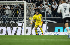 Cssio dominando a bola na pequena rea do Corinthians