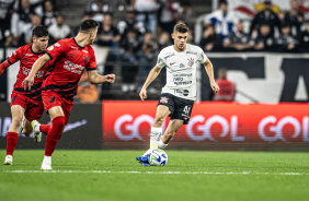 Gabriel Moscardo com a posse de bola no duelo entre Corinthians e Athletico-PR