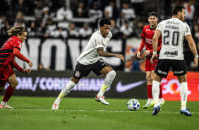 Gil na sada de bola do campo de defesa, no duelo contra o Athletico-PR