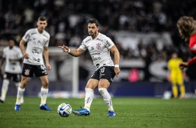 Giuliano com a posse da bola no meio de campo, contra o Athletico-PR