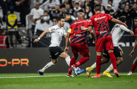 Giuliano disputando a bola com os zagueiros do Athletico-PR