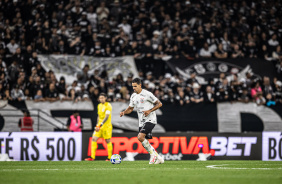 Lucas Verssimo foi um dos zagueiros titulares no duelo contra o Athletico-PR