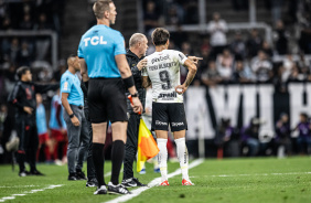 Mano instruindo Yuri Alberto na beirada do campo, no duelo contra o Athletico-PR