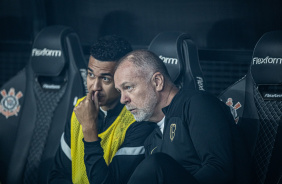 Mano Menezes conversando com Cantillo no banco de reservas do Corinthians