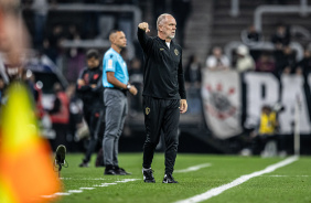 Mano Menezes, na rea tcnica, orientando a equipe do Corinthians