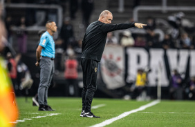 Mano Menezes no duelo contra o Athletico-PR na Neo Qumica Arena