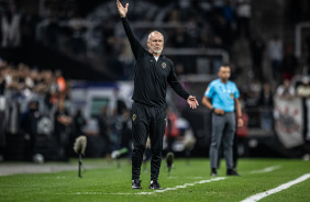 Mano Menezes questionando marcao da arbitragem no duelo contra o Athletico-PR