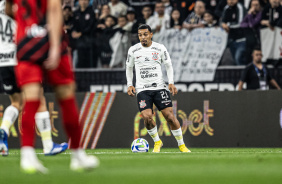 Matheus Bidu com a bola na lateral esquerda do Corinthians, na Neo Qumica Arena