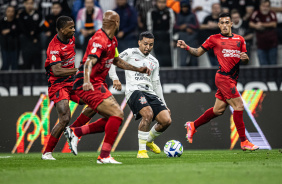 Matheus Bidu passando a bola entre a marcao do Athletico-PR