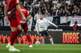 Maycon atento para achar o companheiro livre no meio de campo do Corinthians