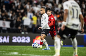 Maycon se preparando para passar a bola para Romero