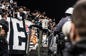 O camisa 9 do Corinthians no escondeu a emoo e foi comemorar com a torcida