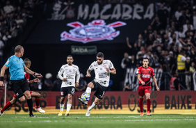 Renato Augusto avanando com a bola no contra-ataque do Corinthians