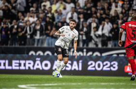 Renato Augusto buscando a opo de passe no meio de campo do Corinthians