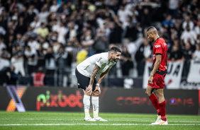 Renato Augusto descansando aps jogada de ataque do Corinthians contra o Athleitco-PR