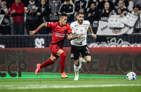 Renato Augusto disputando a bola no meio de campo, contra o Athletico-PR