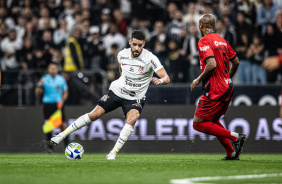 Renato Augusto tentando o drible contra o Fernandinho, no meio de campo