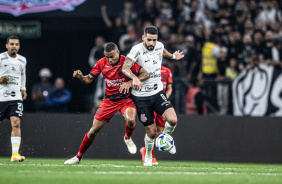 Renato disputando a posse de bola no meio de campo do Corinthians