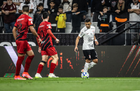 Romero com a bola dominada na ala esquerda do ataque do Corinthians