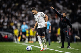 Romero com a bola na ala esquerda, no confronto entre Corinthians e Athletico-PR