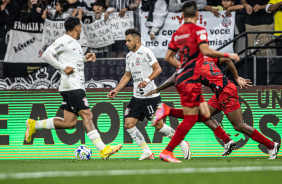 Romero e Matheus Bidu trocando passes no lado esquerdo do ataque corinthiano