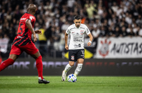 Romero enfrentando a marcao de Fernandinho do Athletico-PR
