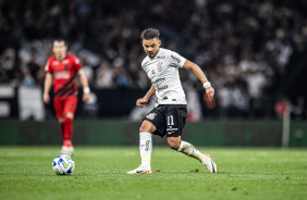 Romero tocando no campo ofensivo do Corinthians, contra o Athletico-PR
