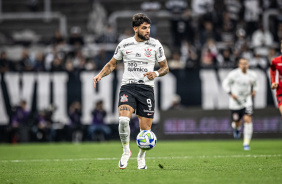 Yuri Alberto com a posse de bola no duelo contra o Athletico-PR