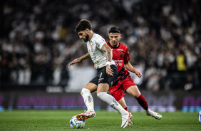 Yuri Alberto pressionado pela marcao do Athletico-PR