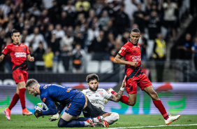 Yuri disputando a bola com o goleiro Bento do Athletico-PR