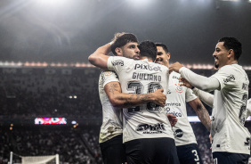 Yuri, Giuliano, Verssimo e Bidu comemorando o gol do Corinthians contra o Athletico-PR