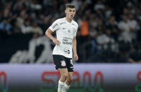 Gabriel Moscardo com a bola no jogo entre Corinthians e Athletico-PR